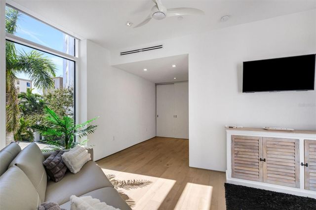 280 GOLDEN GATE POINT 200, Sarasota, FL 34236