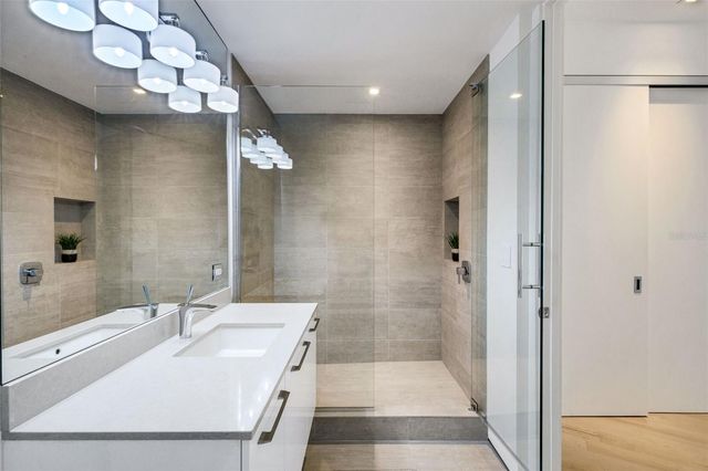 280 GOLDEN GATE POINT 200, Sarasota, FL 34236