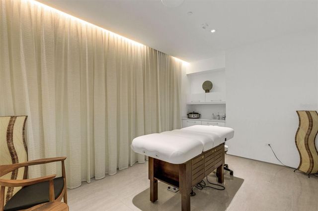 280 GOLDEN GATE POINT 200, Sarasota, FL 34236