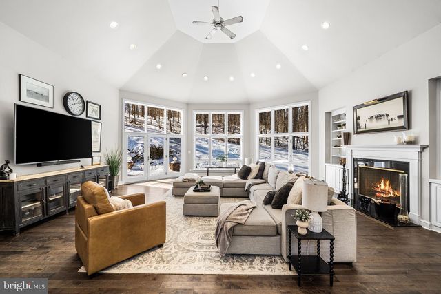 2800 HORSESHOE TRL, Chester Springs, PA 19425