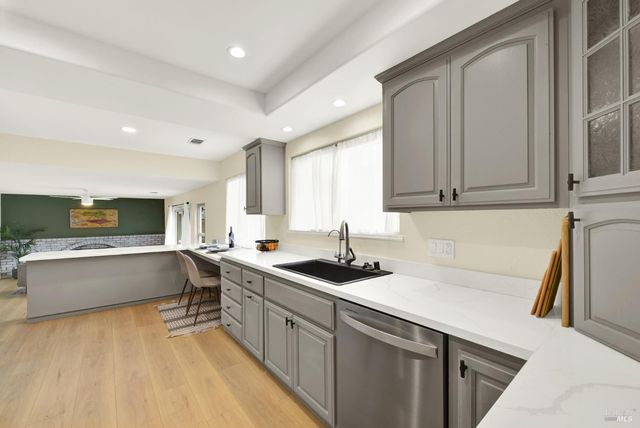 196 Caldwell Dr, Vacaville, CA 95687