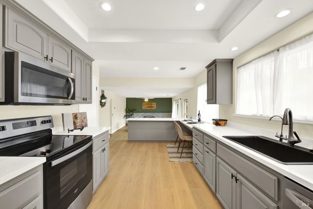 196 Caldwell Dr, Vacaville, CA 95687