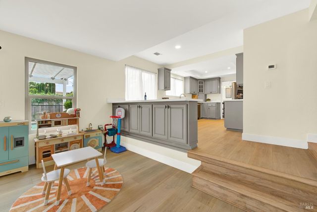 196 Caldwell Dr, Vacaville, CA 95687