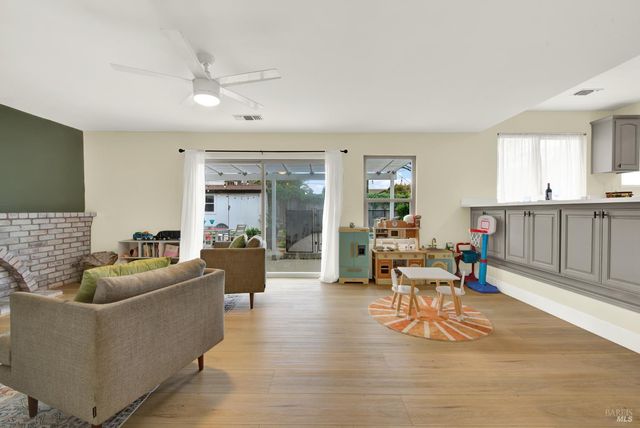 196 Caldwell Dr, Vacaville, CA 95687