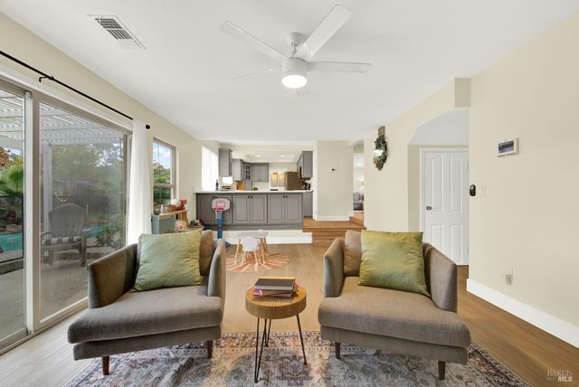 196 Caldwell Dr, Vacaville, CA 95687