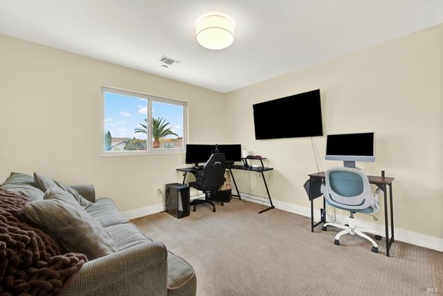 196 Caldwell Dr, Vacaville, CA 95687