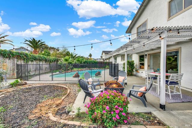 196 Caldwell Dr, Vacaville, CA 95687