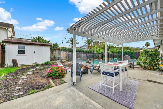 196 Caldwell Dr, Vacaville, CA 95687