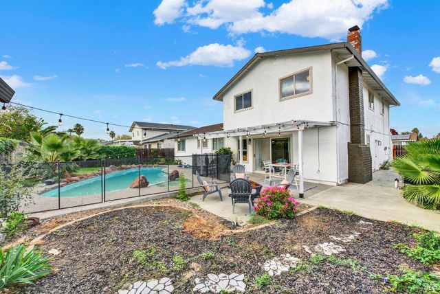 196 Caldwell Dr, Vacaville, CA 95687