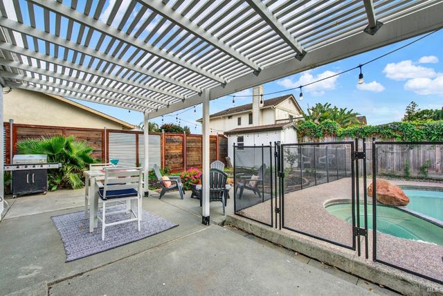 196 Caldwell Dr, Vacaville, CA 95687