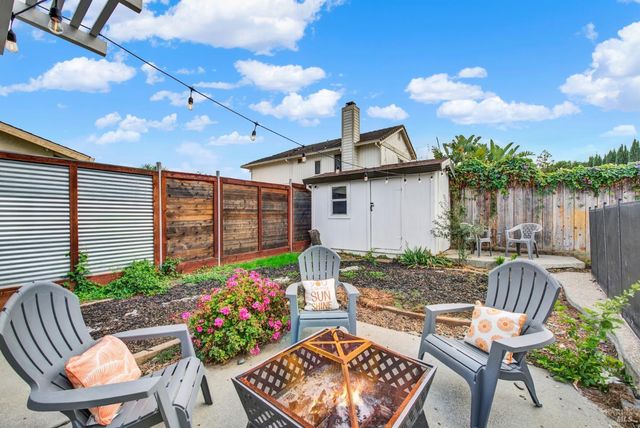 196 Caldwell Dr, Vacaville, CA 95687