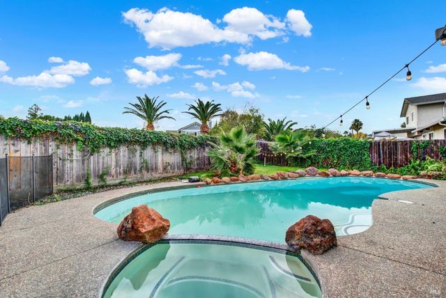 196 Caldwell Dr, Vacaville, CA 95687