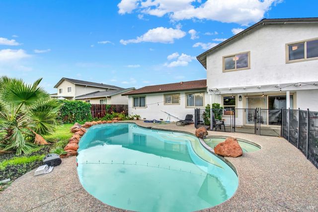 196 Caldwell Dr, Vacaville, CA 95687