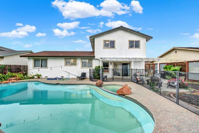 196 Caldwell Dr, Vacaville, CA 95687