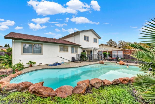 196 Caldwell Dr, Vacaville, CA 95687