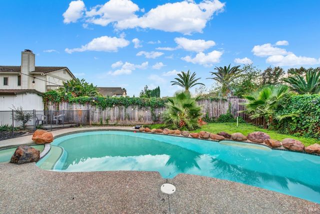 196 Caldwell Dr, Vacaville, CA 95687