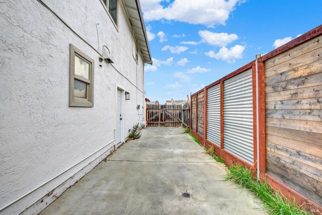 196 Caldwell Dr, Vacaville, CA 95687