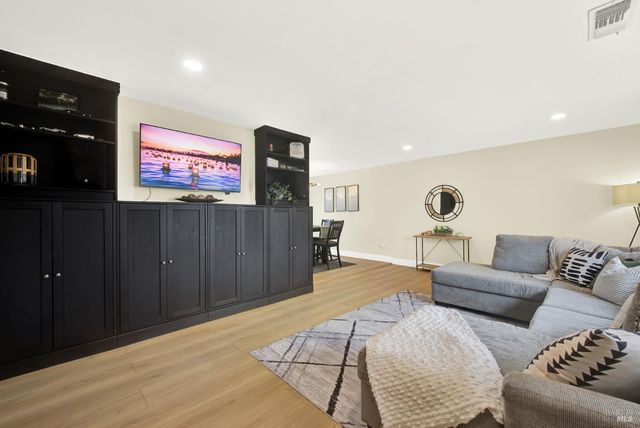 196 Caldwell Dr, Vacaville, CA 95687