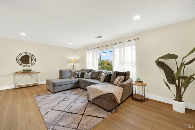 196 Caldwell Dr, Vacaville, CA 95687