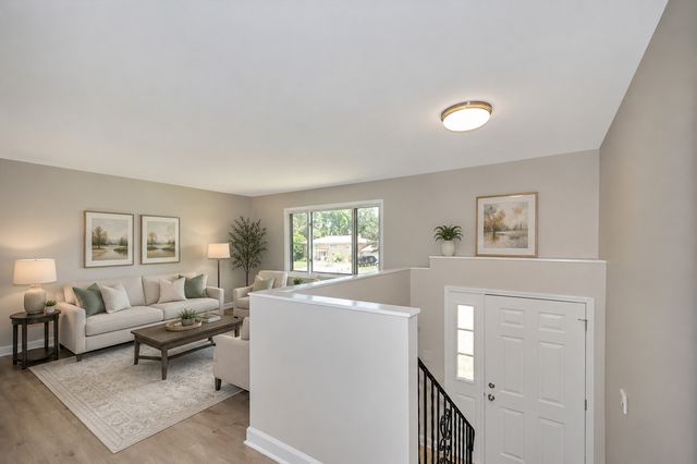 2n314 Euclid Avenue, Glen Ellyn, IL 60137