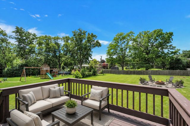 2n314 Euclid Avenue, Glen Ellyn, IL 60137