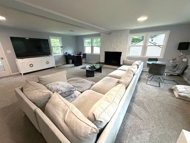 40 Neal St, Walpole, MA 02081