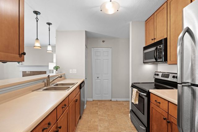 6157 Chasewood Parkway 102, Minnetonka, MN 55343