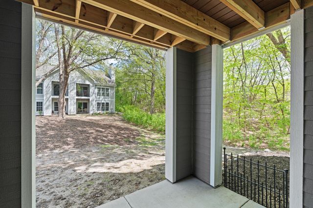 6157 Chasewood Parkway 102, Minnetonka, MN 55343