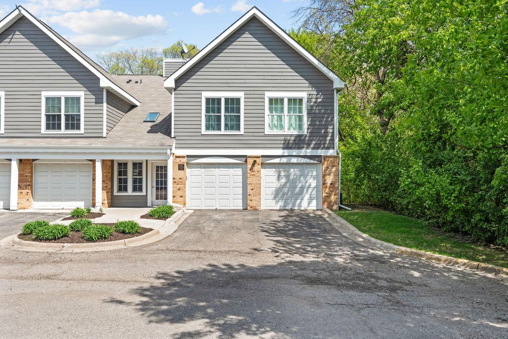 6157 Chasewood Parkway 102, Minnetonka, MN 55343
