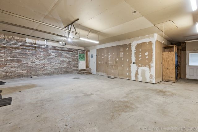 23212 W Coyote Trail, Sand Springs, OK 74063