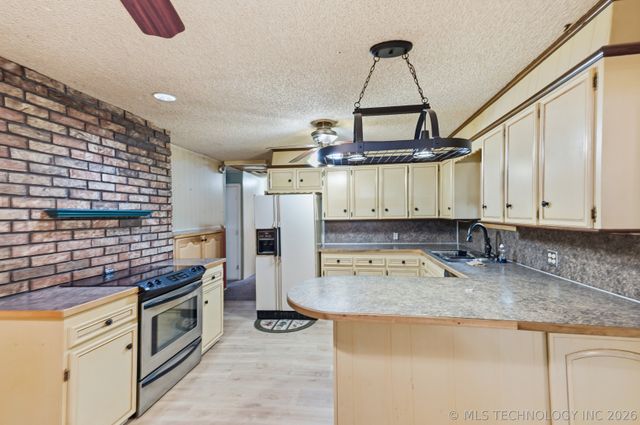 23212 W Coyote Trail, Sand Springs, OK 74063