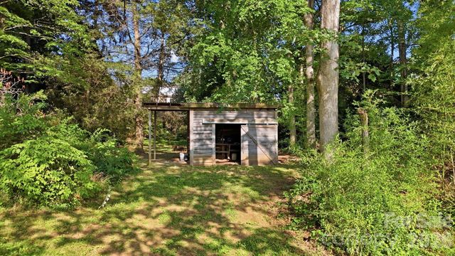 1686 Dutch Cove Road, Canton, NC 28716