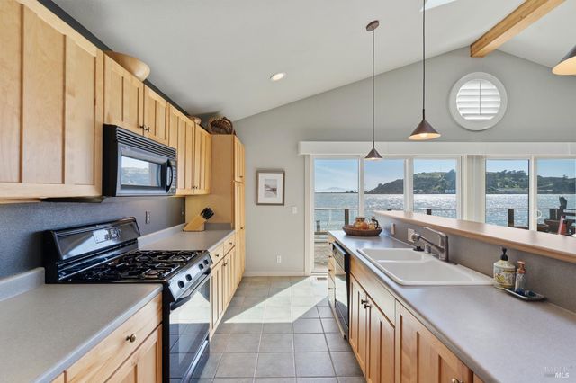 2 Sandy Beach Rd, Vallejo, CA 94590