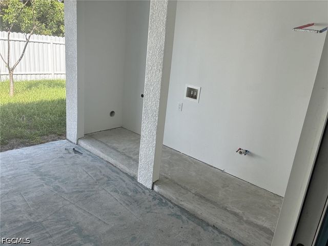 908 NE 8th PL, Cape Coral, FL 33909