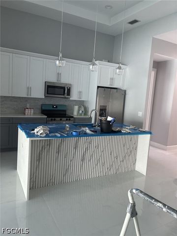 908 NE 8th PL, Cape Coral, FL 33909