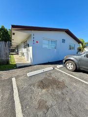 3980 SW 51 st 1, Dania Beach, FL 33312