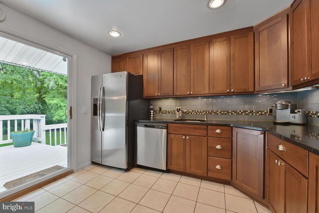 Image 8 of property listing at 5 PERSIMMON CT, Bethesda, MD 20817