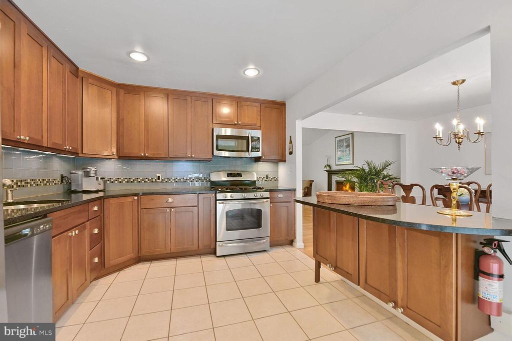 Image 9 of property listing at 5 PERSIMMON CT, Bethesda, MD 20817