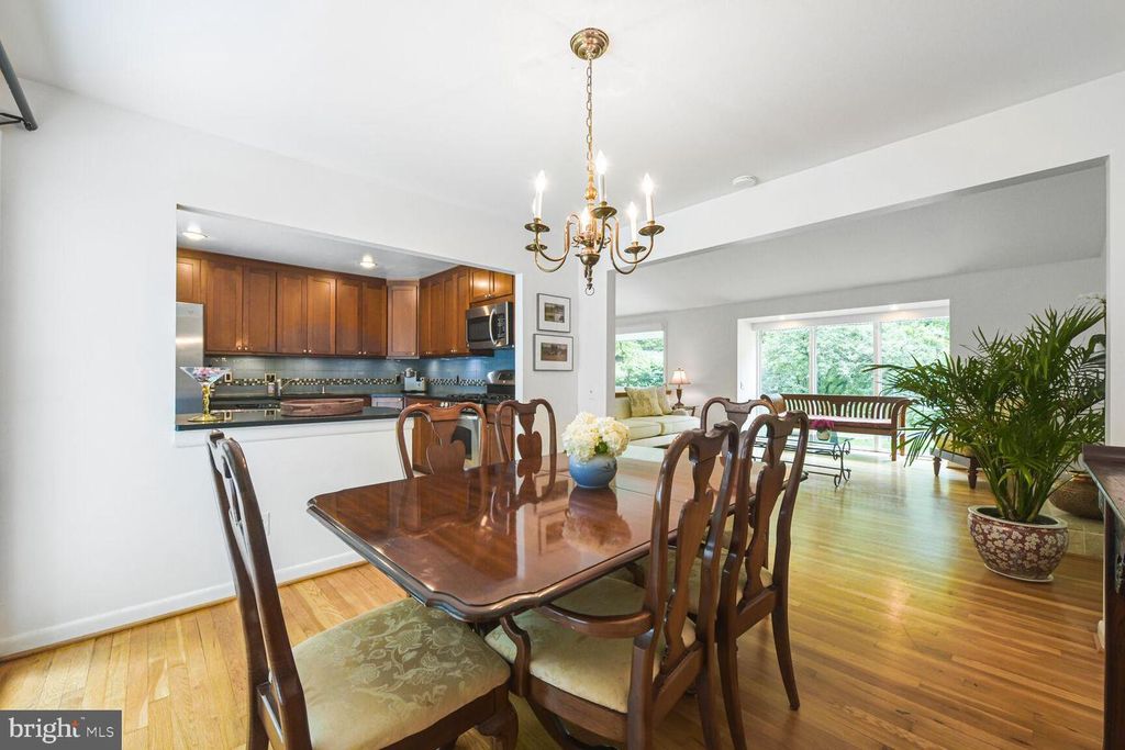 Image 12 of property listing at 5 PERSIMMON CT, Bethesda, MD 20817