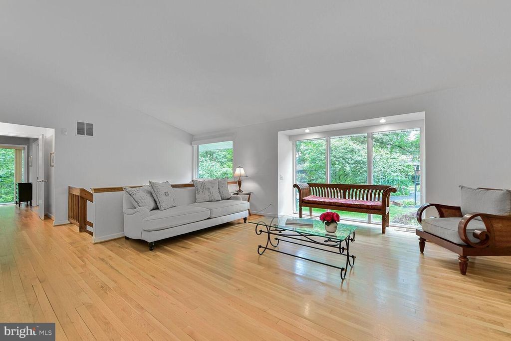 Image 13 of property listing at 5 PERSIMMON CT, Bethesda, MD 20817
