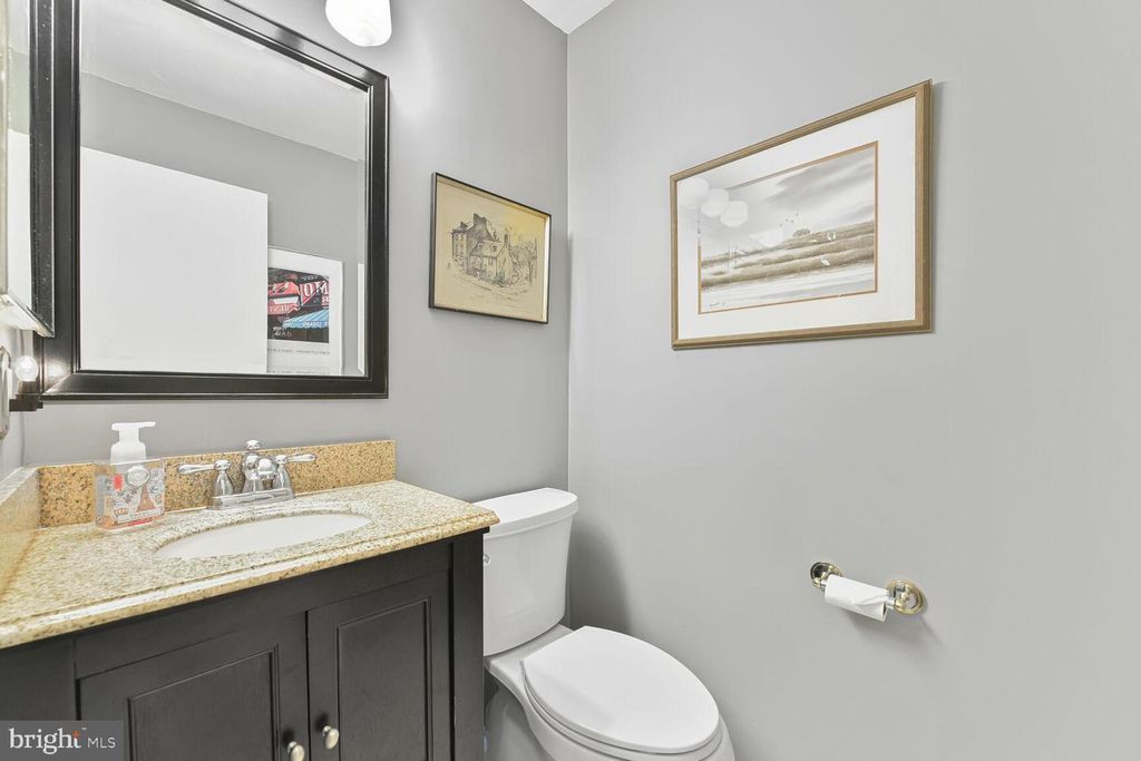 Image 14 of property listing at 5 PERSIMMON CT, Bethesda, MD 20817