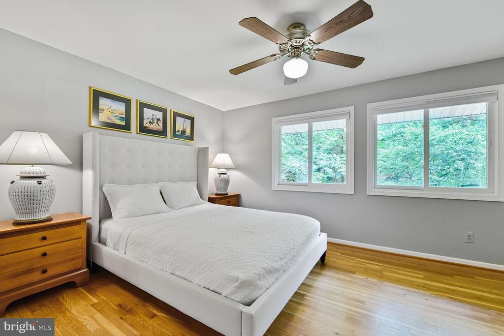 Image 15 of property listing at 5 PERSIMMON CT, Bethesda, MD 20817