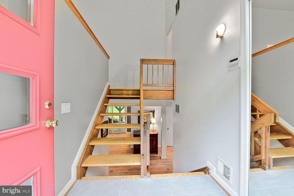 Image 2 of property listing at 5 PERSIMMON CT, Bethesda, MD 20817