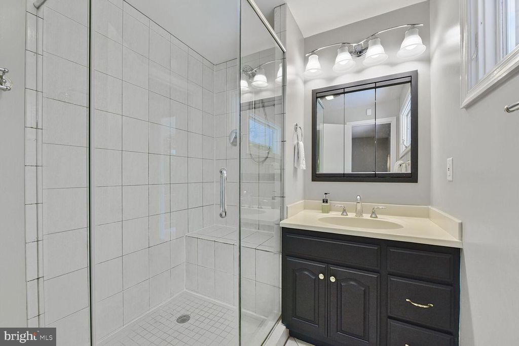 Image 16 of property listing at 5 PERSIMMON CT, Bethesda, MD 20817
