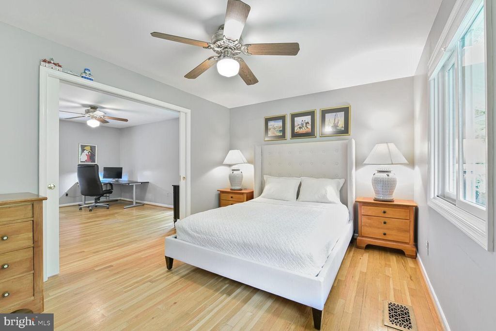 Image 17 of property listing at 5 PERSIMMON CT, Bethesda, MD 20817