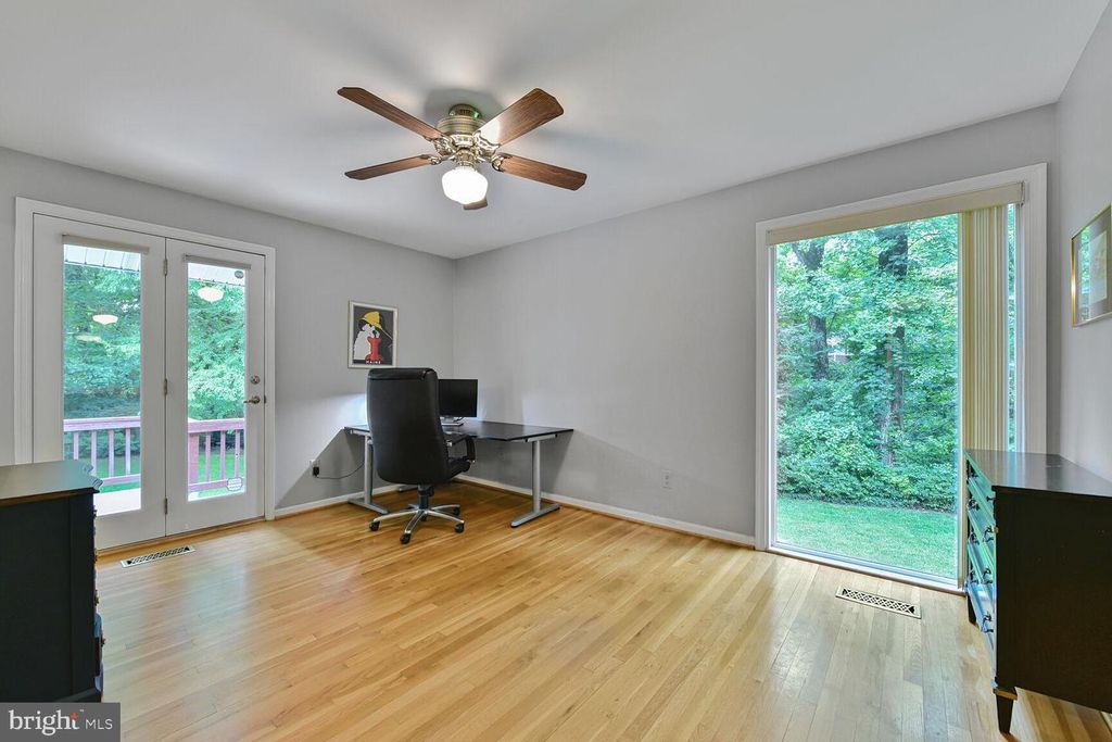 Image 19 of property listing at 5 PERSIMMON CT, Bethesda, MD 20817