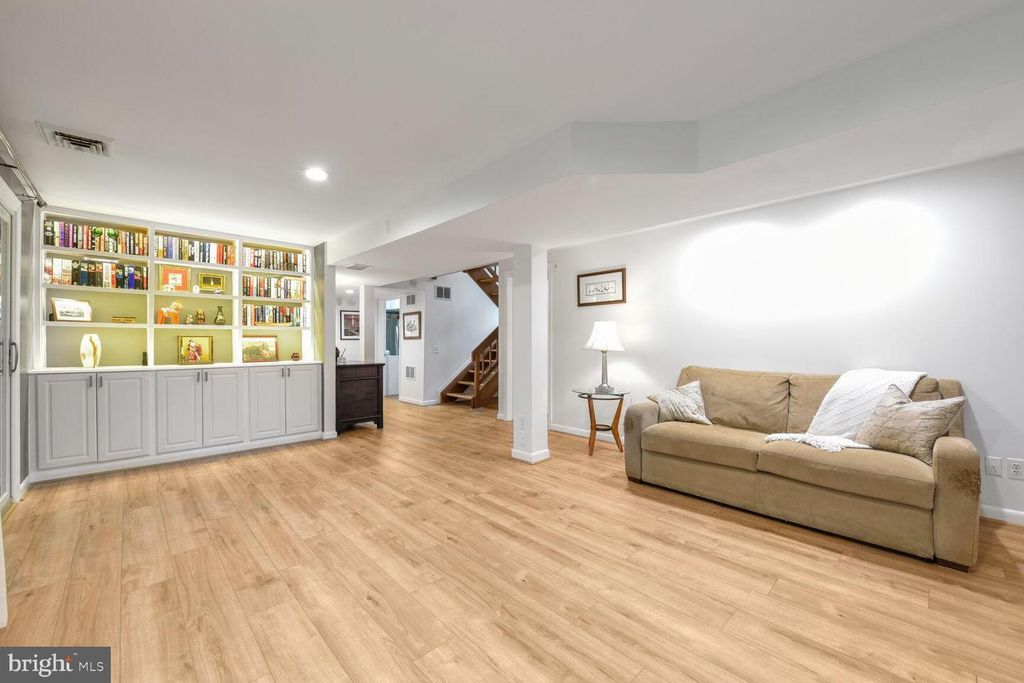 Image 23 of property listing at 5 PERSIMMON CT, Bethesda, MD 20817