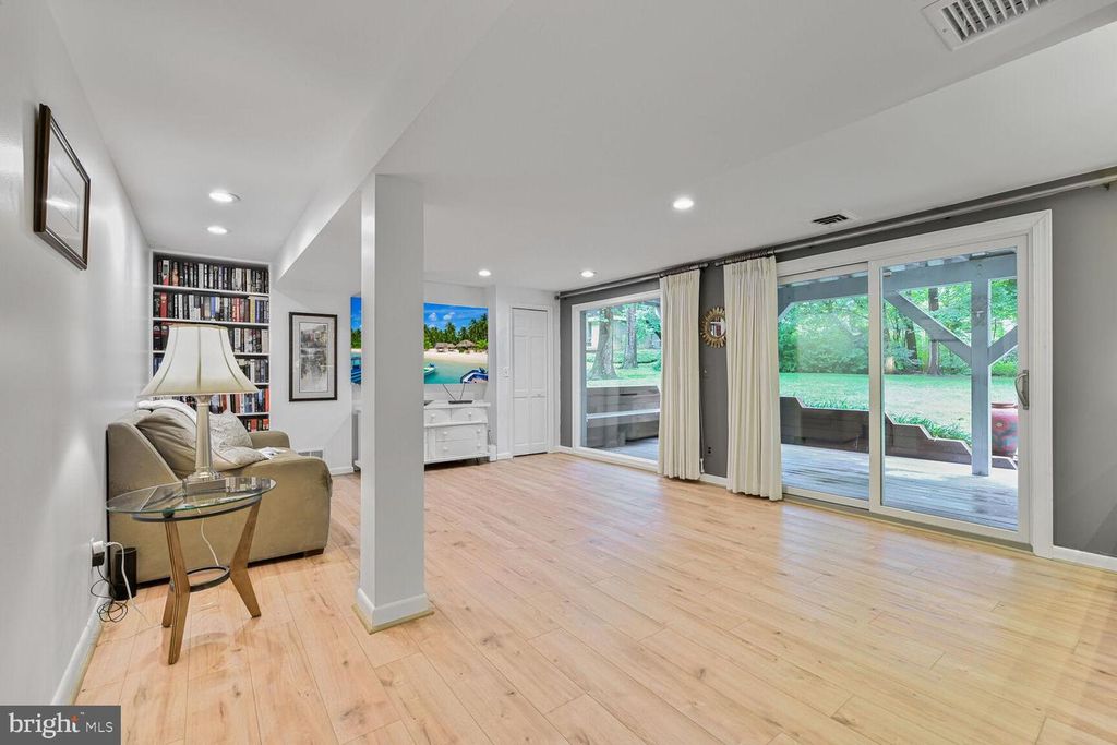 Image 24 of property listing at 5 PERSIMMON CT, Bethesda, MD 20817