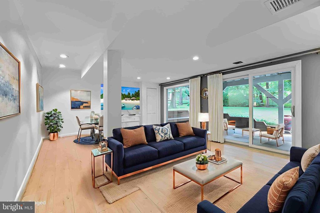 Image 25 of property listing at 5 PERSIMMON CT, Bethesda, MD 20817