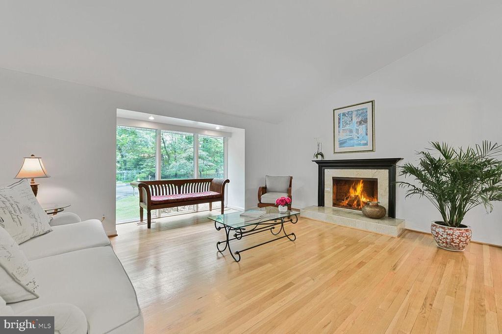 Image 3 of property listing at 5 PERSIMMON CT, Bethesda, MD 20817